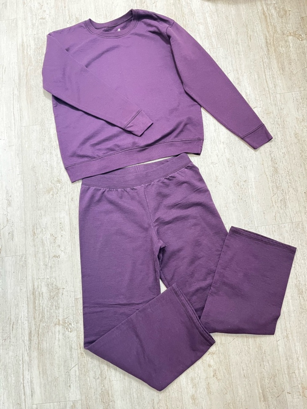 Women’s Hanes Purple 2 Pc Sweatsuit Crewneck Sweatshirt (Lg) & Pants (Sm)